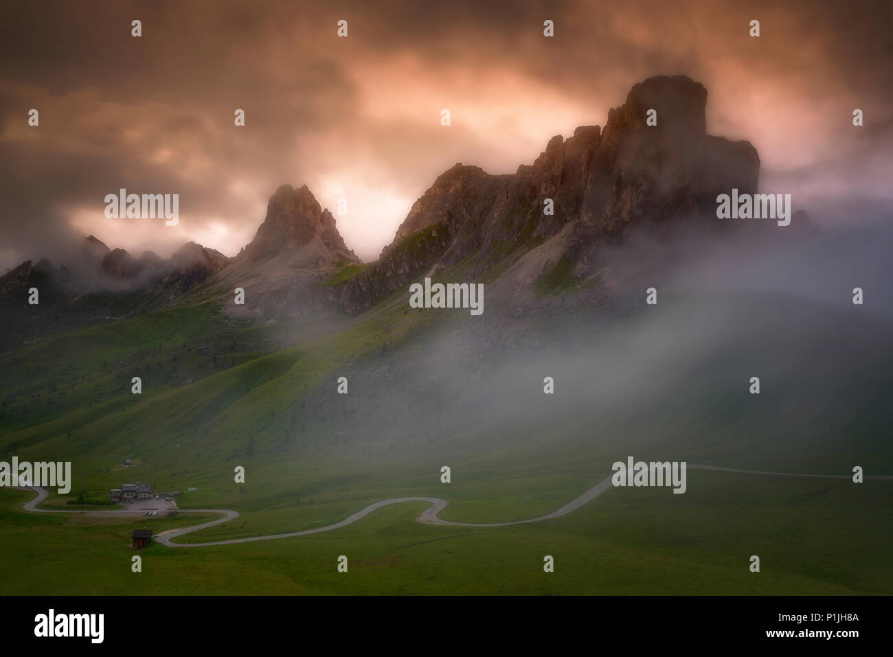 Fog at Passo di Giau in the Dolomites, district of Belluno, Italia, Europe Stockfoto