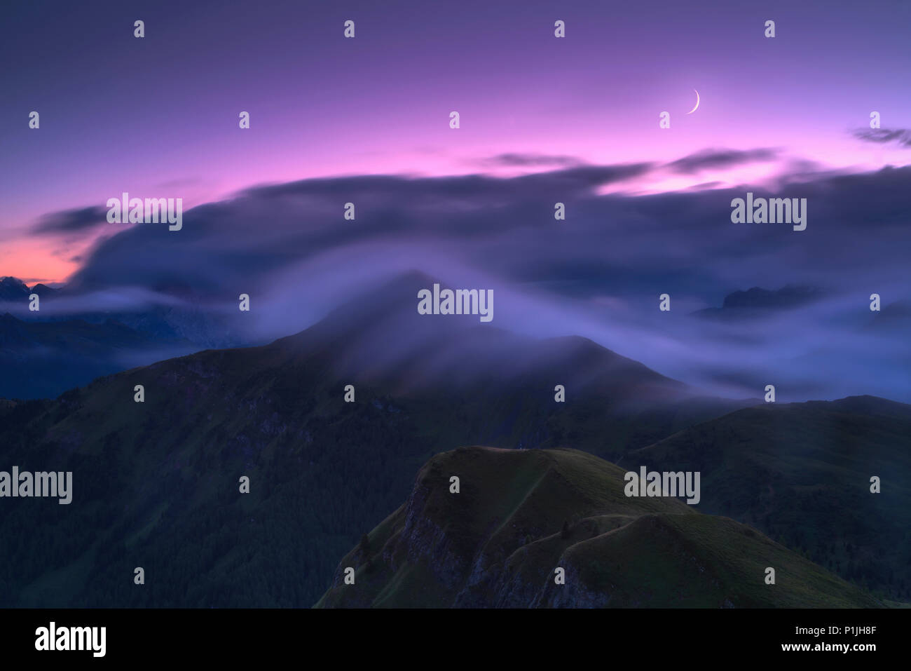 Nebel mit Halbmond am Passo di Giau in den Dolomiten, Bezirk von Belluno, Italien, Europa Stockfoto