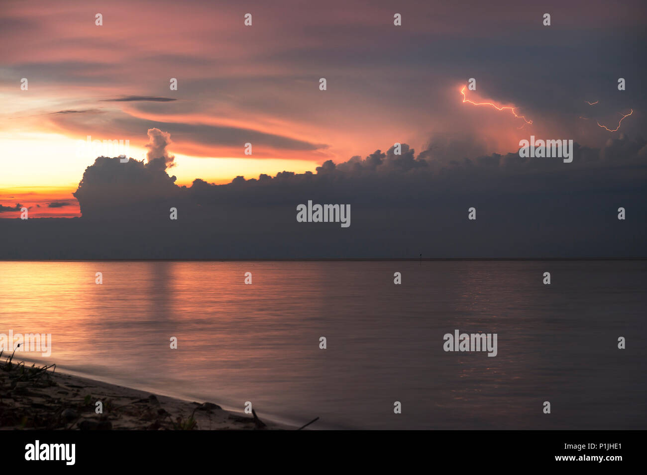 Gewitter bei Sonnenuntergang mit Amboss crawler Blitz über dem See Maracaibo (catatumbo Gewitter, der Ort mit der höchsten Blitzhäufigkeit weltweit), Ologa, Zulia, Venezuela, Südamerika Stockfoto