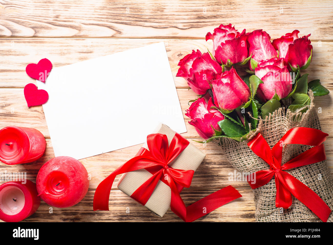 Valentinstag Hintergrund. Red Rose, im Herzen und im vorliegenden Kasten auf Holztisch. Ansicht von oben mit der Kopie. Festliche Hintergrund. Stockfoto