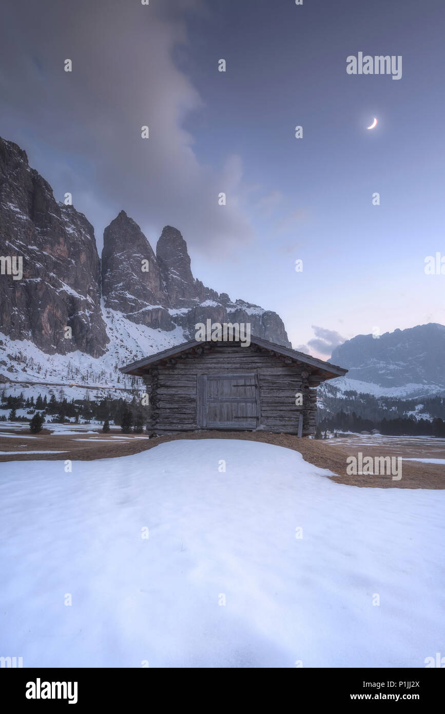 Holzhütte und Schneeschmelze im ersten Quartal Mond am Grödner Joch (Grödner Joch) in den Dolomiten, Trentino-Südtirol, Italien, Europa Stockfoto