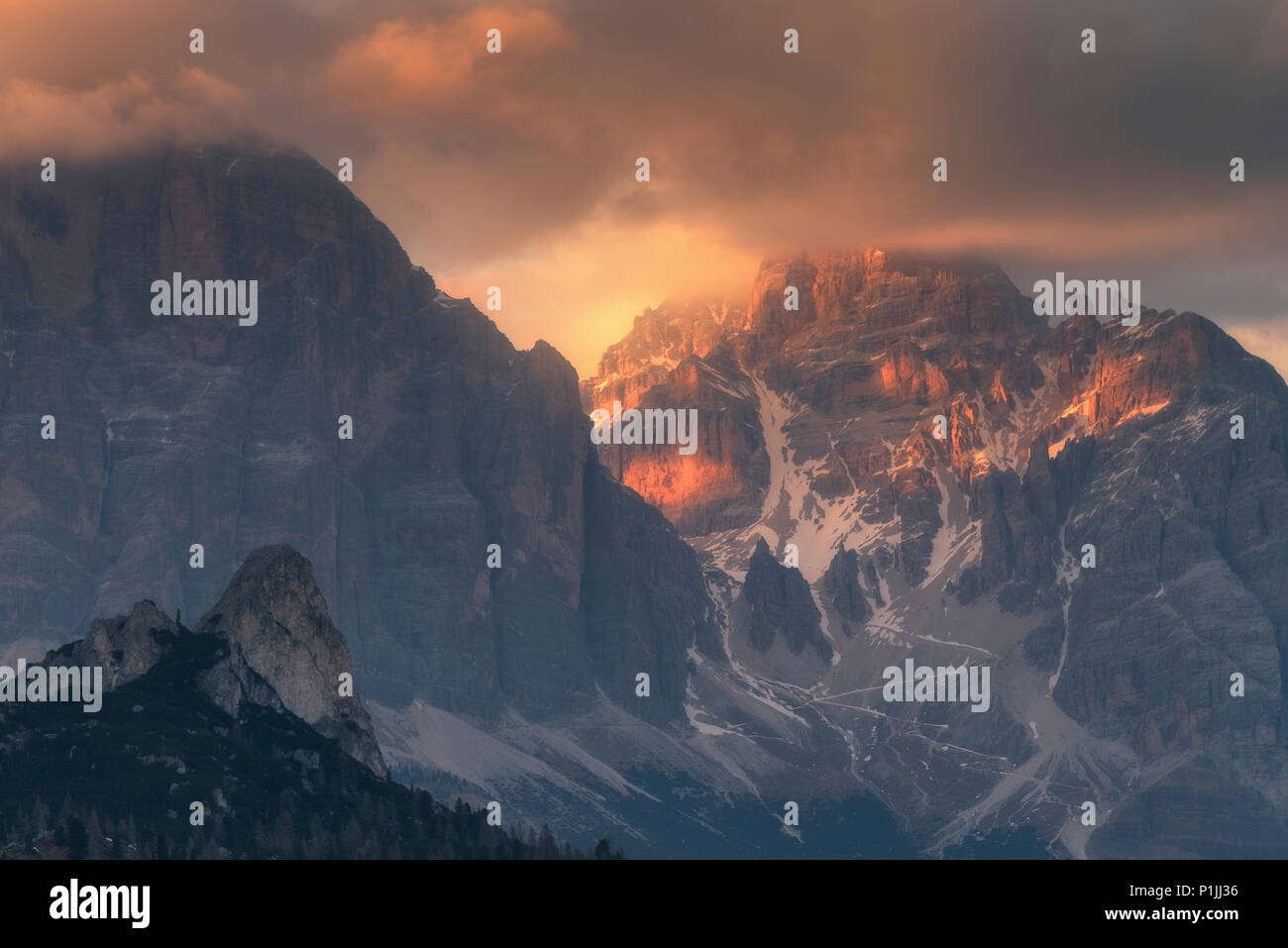 Alpine glow at Passo di Giau in the Dolomites, district of Belluno, Italia, Europe Stockfoto