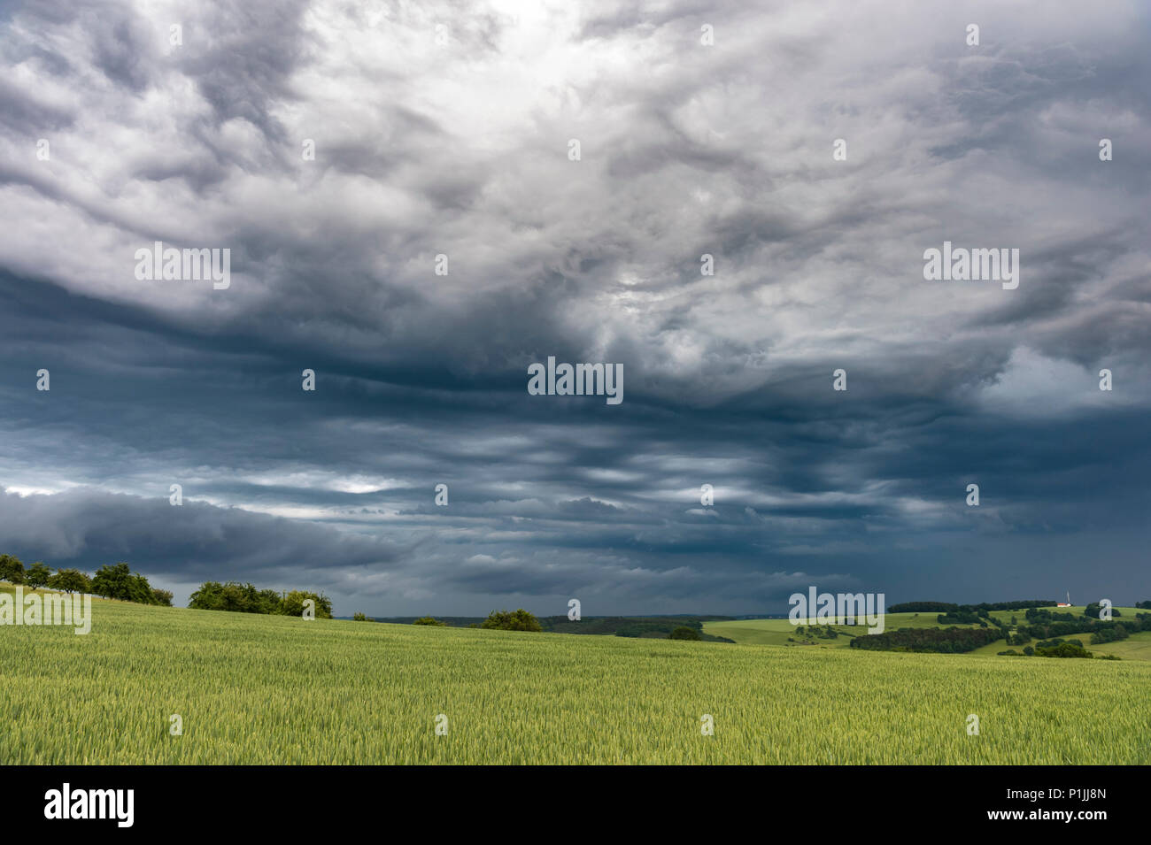 Dynamische Himmel mit undulatus asperitas Wolken hinter ein Gewitter in der Nähe von Jena, Thüringen, Deutschland Stockfoto