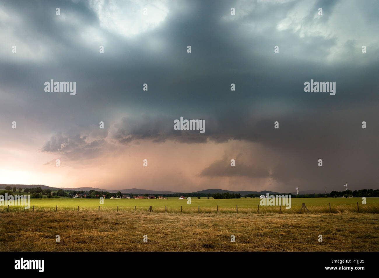 Flow-out-beherrschenden HP superzelle mit böenfront und wall cloud im Licht der untergehenden Sonne in der Nähe von Kamenz, Sachsen, Deutschland Stockfoto