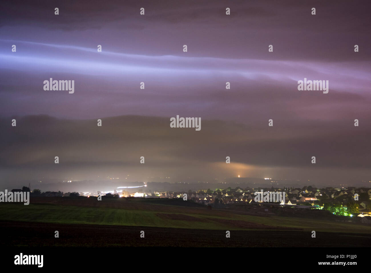 Nächtliche Shelf cloud ein wetterleuchten beleuchtet, sterbenden Gewitter hinter Langgöns, Hessen, Deutschland Stockfoto