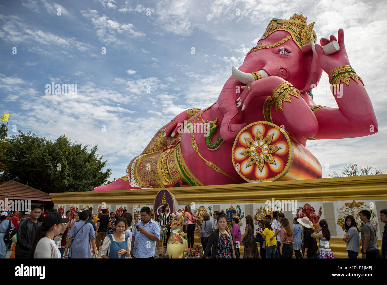 CHACHOENGSAO THAILAND - JUNI 10,2018: große Anzahl von Touristen fotografieren Vor rosa Ganesha Statue im Wat Saman rattanaram Populärste tra Stockfoto