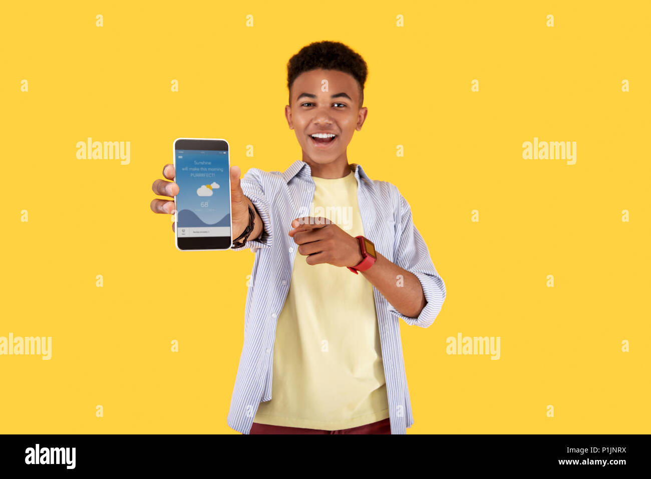 Positiv netter Mann mit einem mobilen App Stockfoto