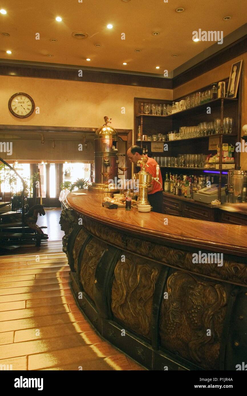 Bar/Cafeteria "Alonso de Linaje' (Paseo del Espolón/Plaza Mayor); artistica Barra de Hierro forjado. Stockfoto