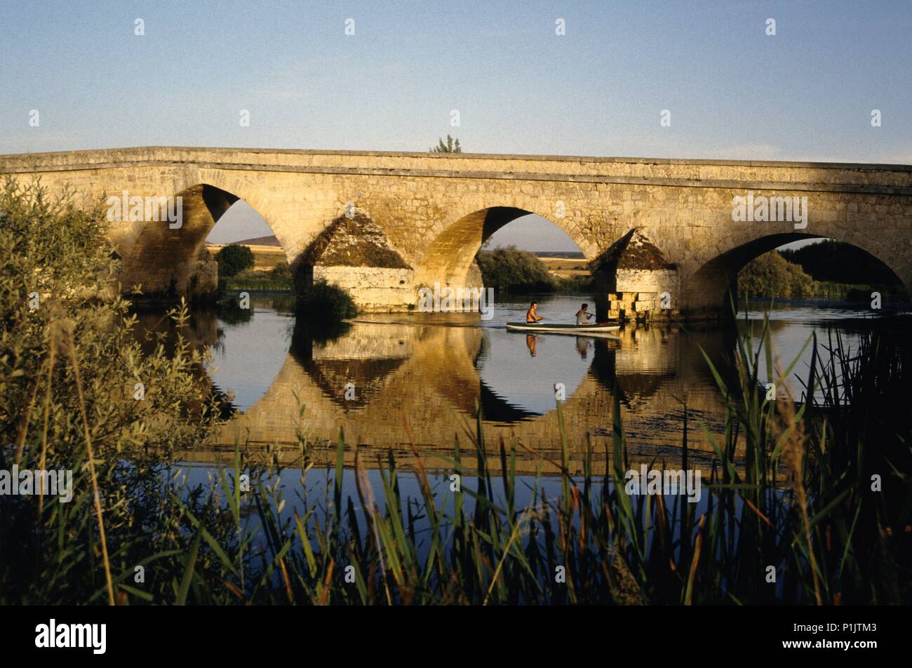 Pisuerga River und Puente/Yesa Brücke Palencia y Burgos Grenze); (Sant James Wallfahrt nach Santiago). Stockfoto