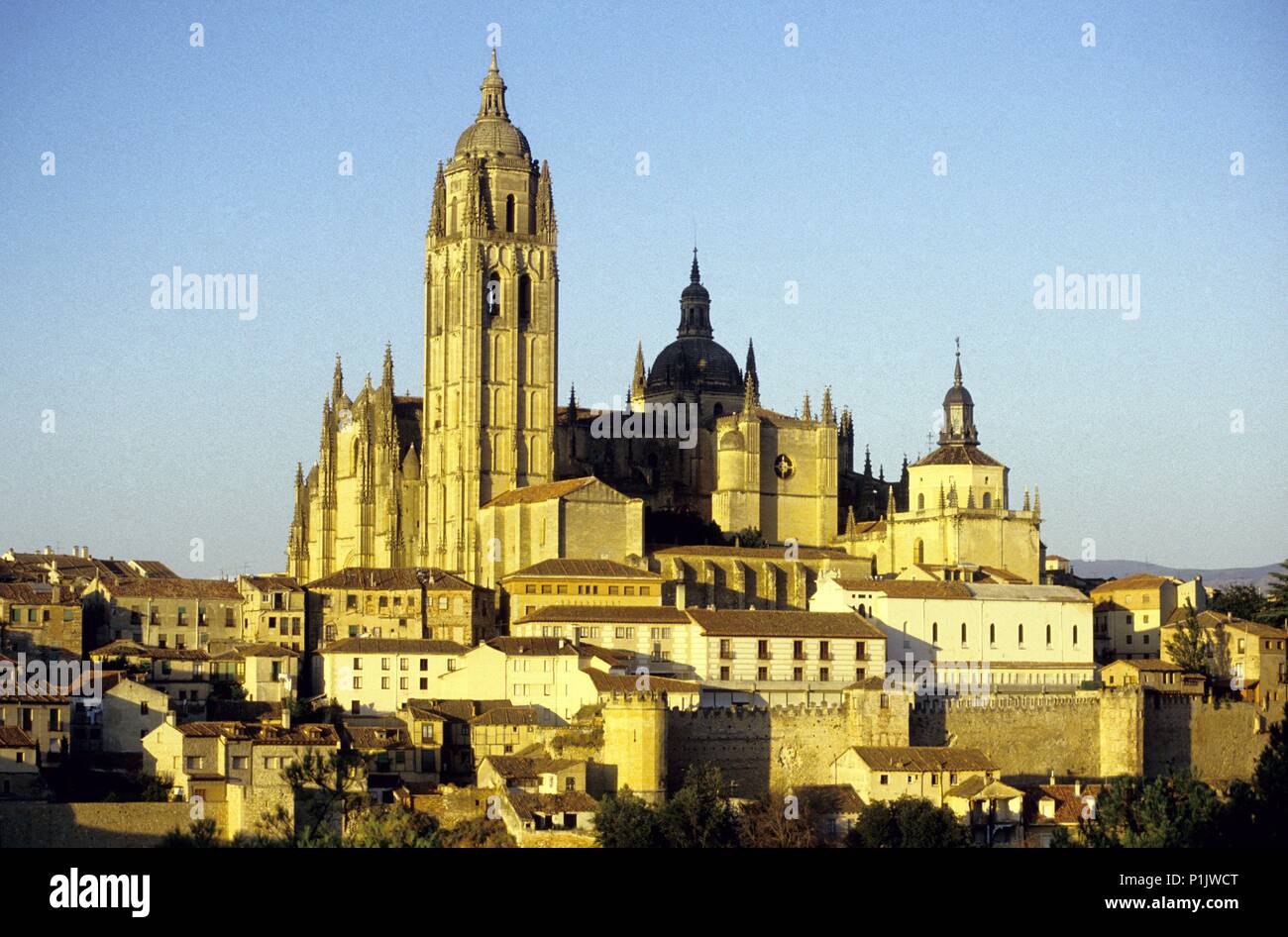 Kathedrale (Gotik), Wände und die Stadt. Stockfoto