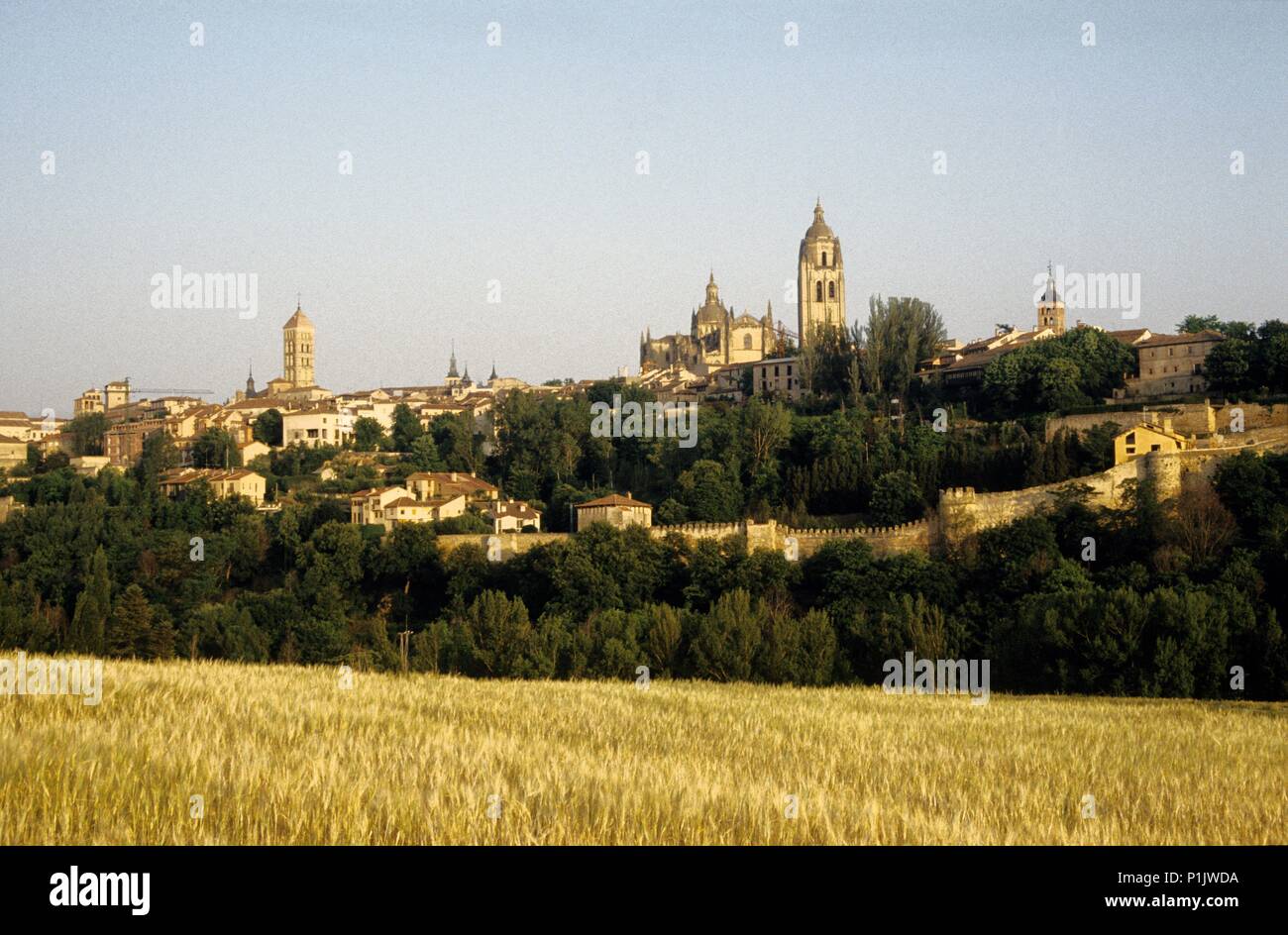 Alcázar, die Kathedrale, die mittelalterlichen Mauern und Landschaft. Stockfoto