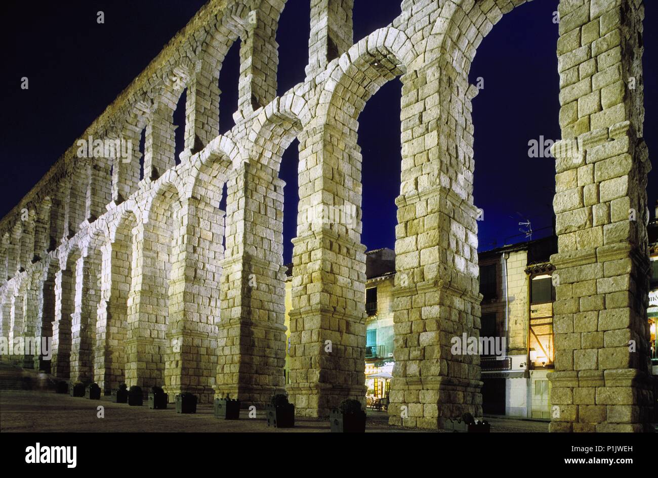 Aquädukt (Römischer Architektur) und Altstadt bei Nacht. Stockfoto