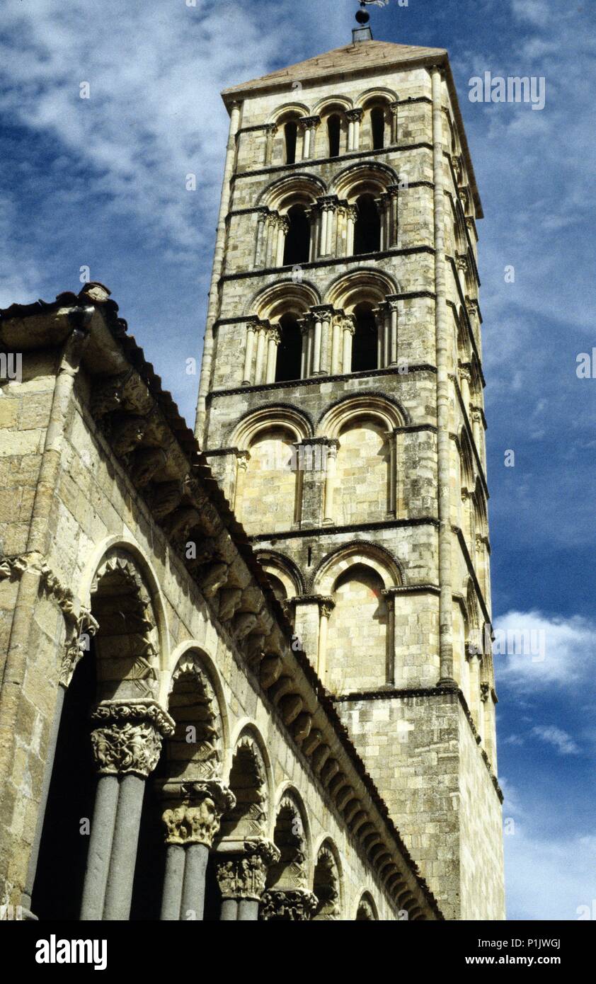 Glockenturm von San Esteban (romanische Kirche). Stockfoto