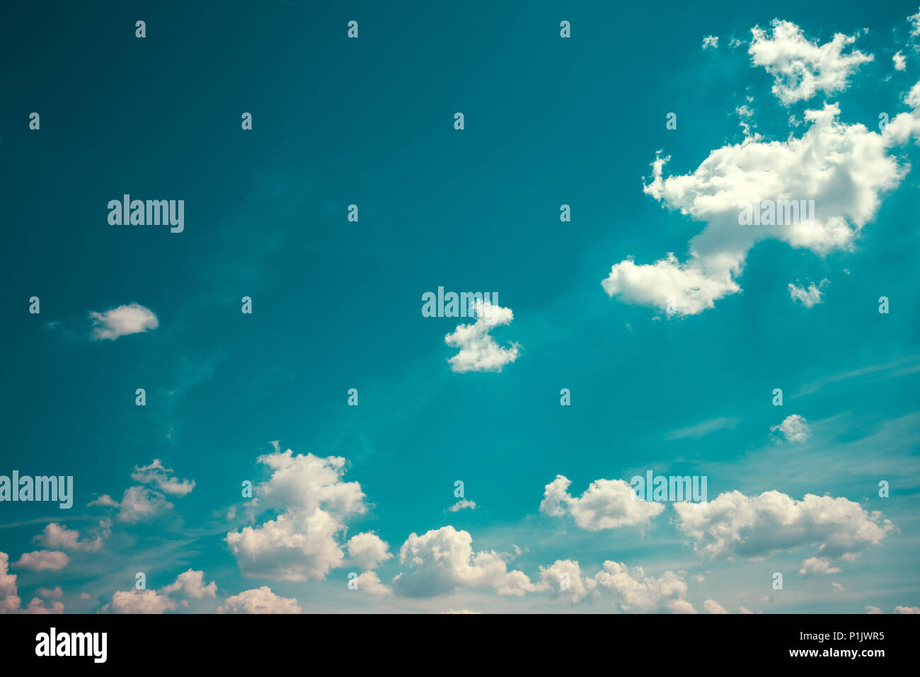 Perfekte blauer Himmel mit weißen flauschigen Wolken an einem sonnigen Tag. Landschaftlich schöne natürliche Sommer Hintergrund. Stockfoto