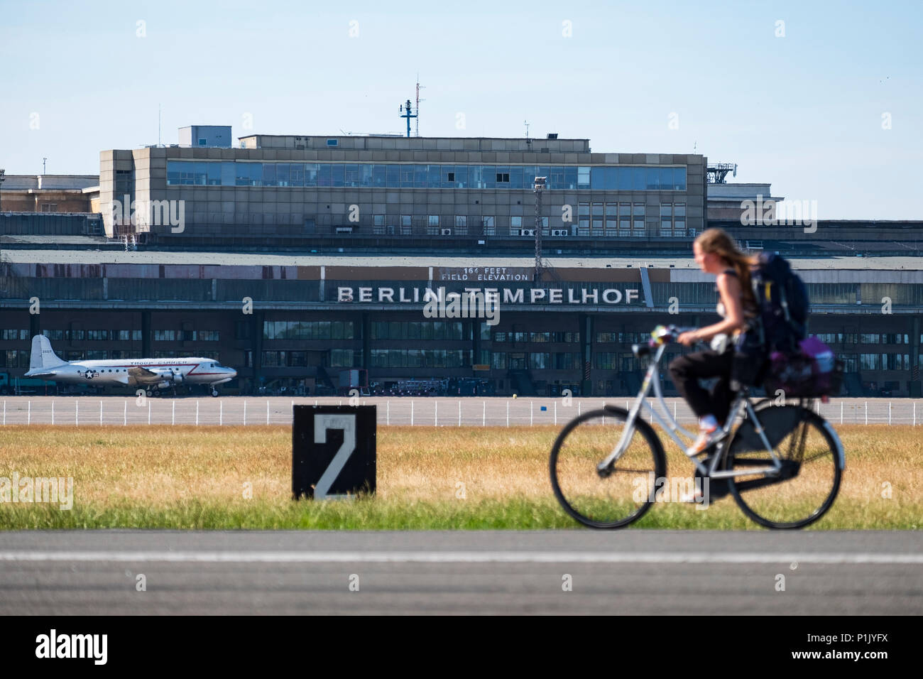 Radfahrer auf Start- und Landebahn am ehemaligen Flughafen Tempelhof nun öffentlichen Park in Kreuzberg, Berlin, Deutschland Stockfoto