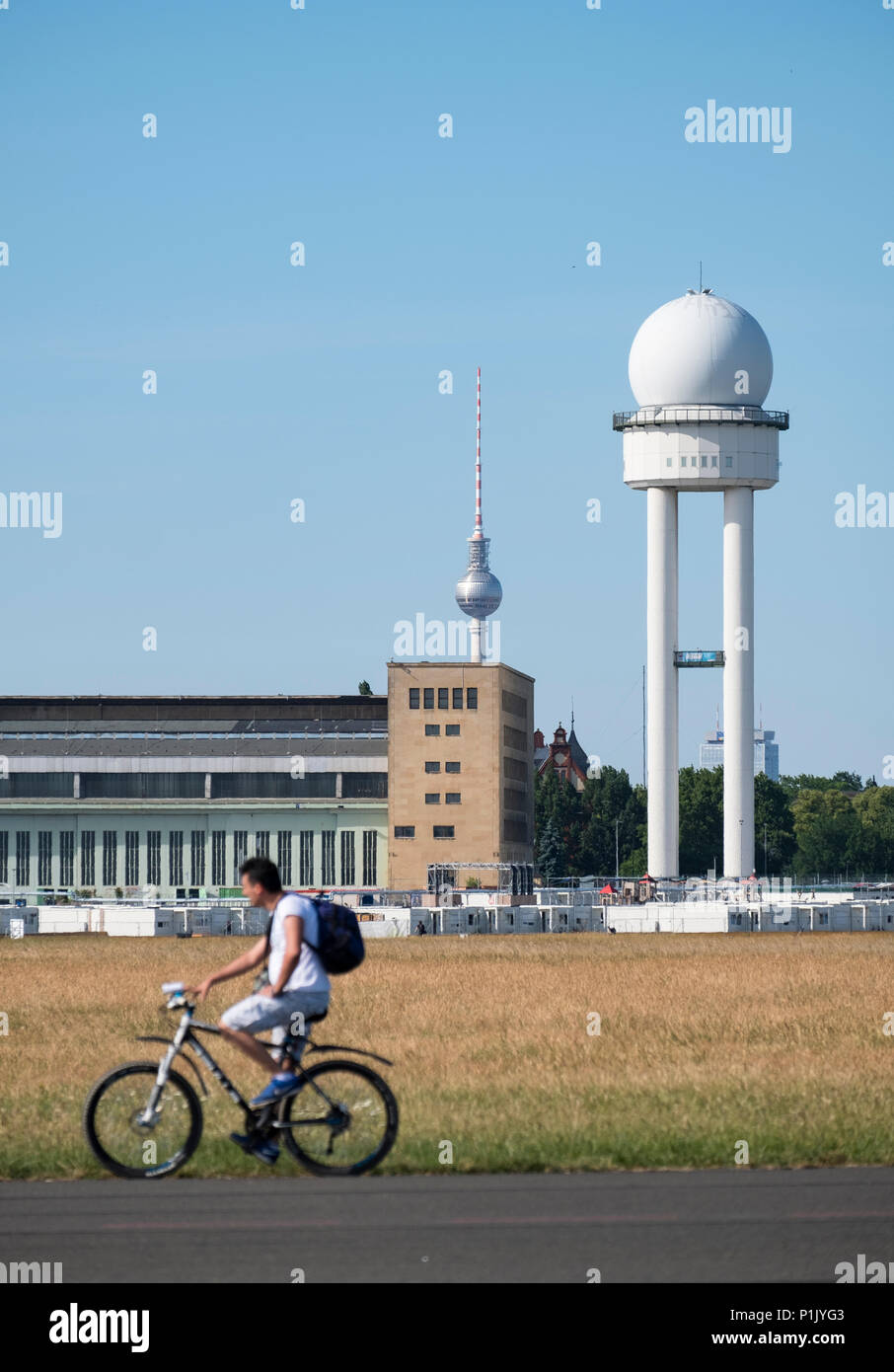 Radfahrer auf Start- und Landebahn am ehemaligen Flughafen Tempelhof nun öffentlichen Park in Kreuzberg, Berlin, Deutschland Stockfoto