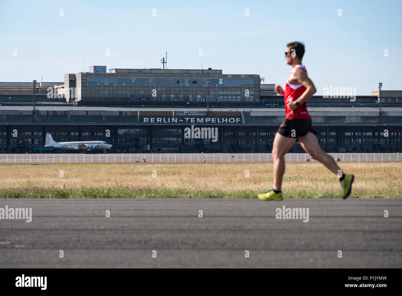 Runner auf Start- und Landebahn am ehemaligen Flughafen Tempelhof nun öffentlichen Park in Kreuzberg, Berlin, Deutschland Stockfoto