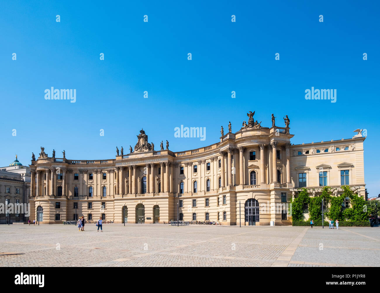 Blick auf die Juristische Fakultät der Humboldt Universität zu Babelplatz in Mitte, Berlin, Deutschland. Stockfoto