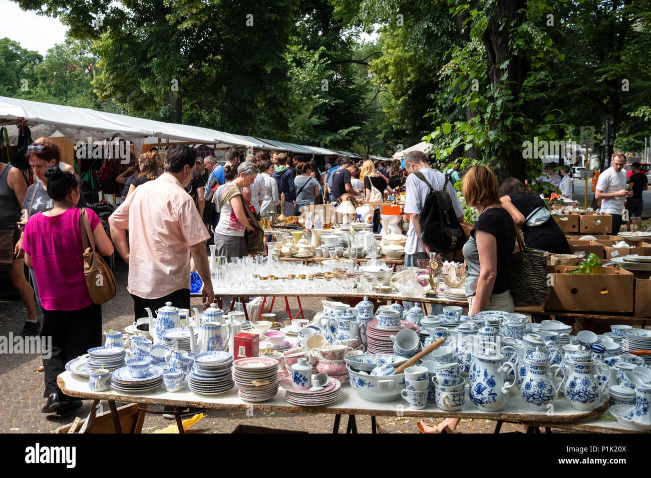 Geht im ereignisreichen Wochenende Flohmarkt im Boxhagener Platz in Friedrichshain, Berlin, Deutschland Stockfoto