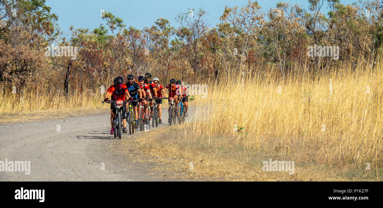 Gibb Herausforderung 2018 Gibb Radfahrer in Jersey und bib Riding Mountain bikes in einem Peloton auf Feldweg River Road Kimberley WA Australien. Stockfoto