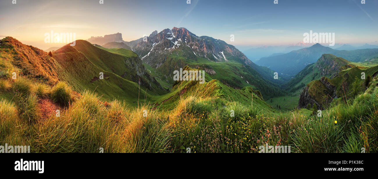 Mountain sunrise Panorama der Dolomiten, Passo Giau Stockfoto