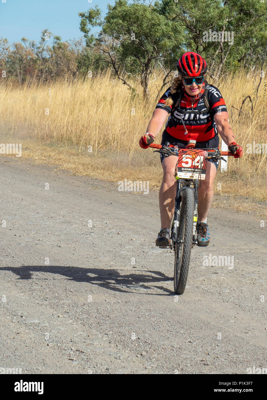 Gibb Herausforderung 2018 eine weibliche Radfahrer in Bib und Jersey reiten Mountainbike auf dirt road Gibb River Road Kimberley WA Australien. Stockfoto