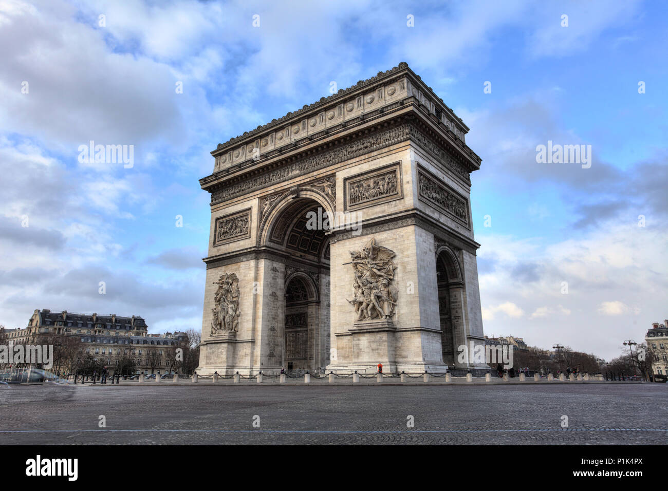 Arc de Triomphe gegen blauen Himmel Stockfoto