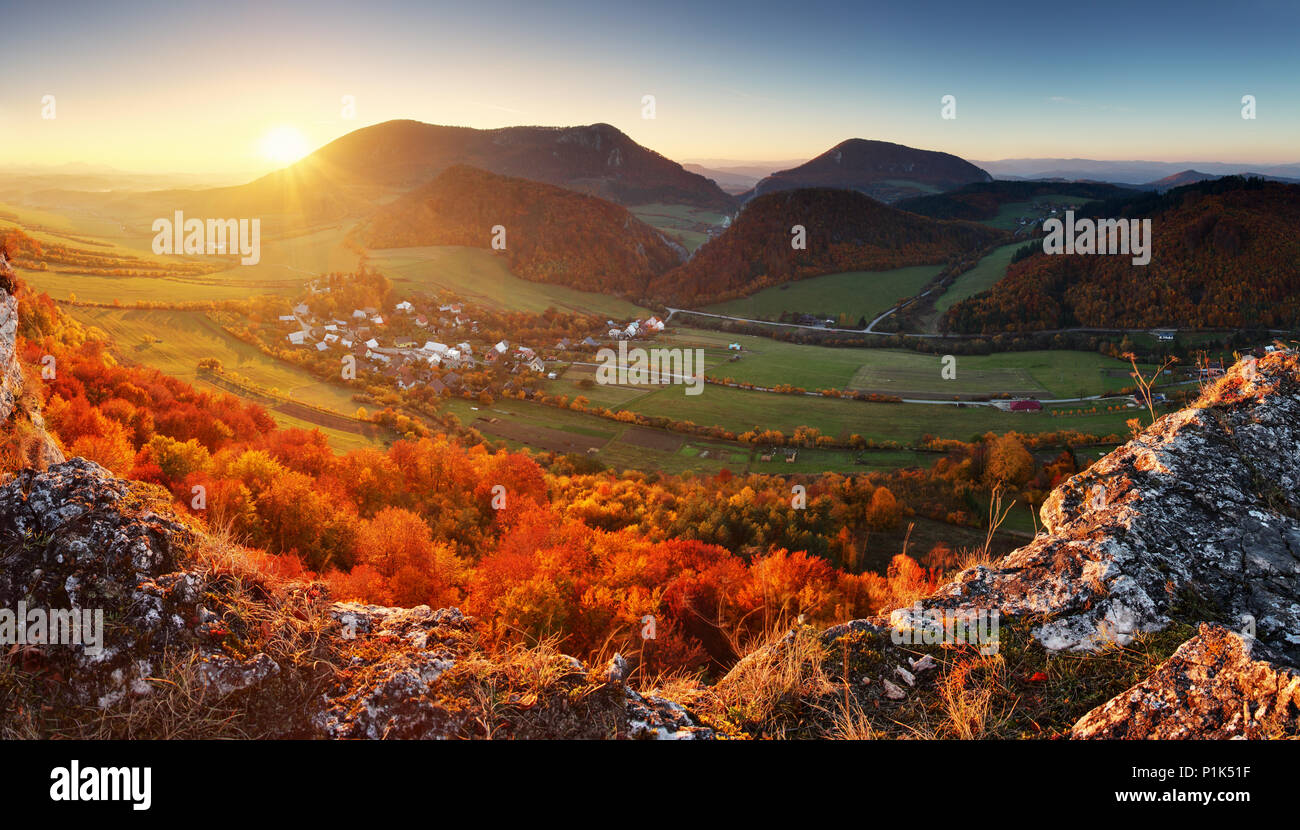 Herbst Berg wald landschaft in der Slowakei Landschaft Stockfoto