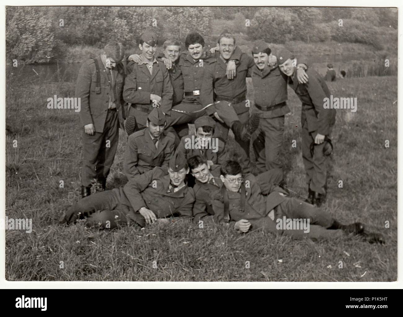 DIE TSCHECHOSLOWAKISCHE SOZIALISTISCHE REPUBLIK - UM 1970s: Ein Vintage-Foto zeigt, wie Soldaten im Freien posieren. Schwarz-Weiß-Antiquitätenfoto. 1970s. Stockfoto