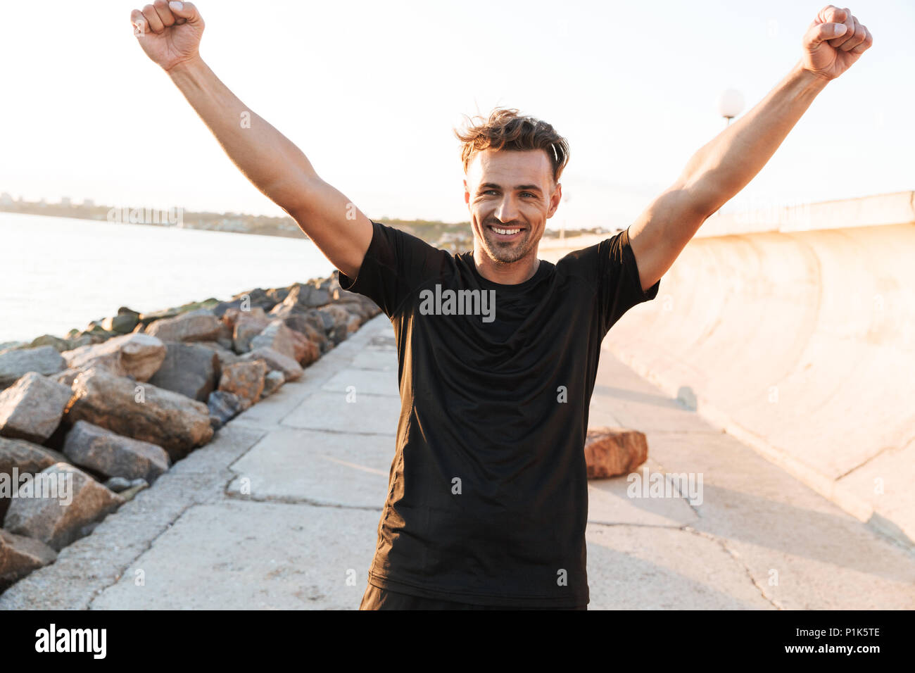 Portrait eines glücklichen Sportler Erfolge feiern im Freien Stockfoto