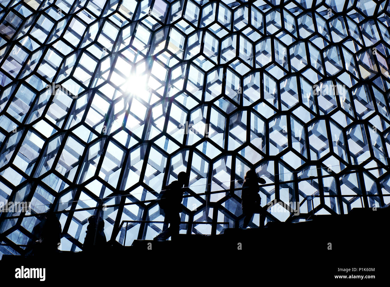 Silhouette von Menschen Klettern der Treppe vor der Glasfassade der Harpa Concert Hall, Reykjavik, Island Stockfoto