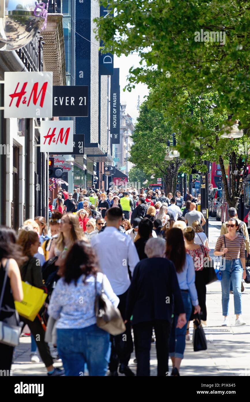 Besetzt und überfüllt, Oxford Street an einem heißen Sommertag Central London England Großbritannien Stockfoto