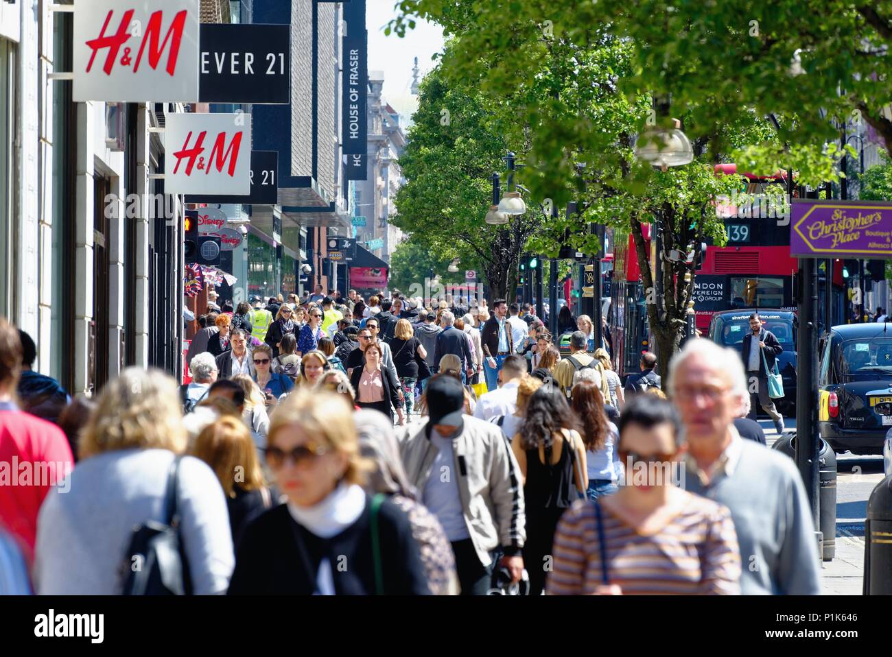 Besetzt und überfüllt, Oxford Street an einem heißen Sommertag Central London England Großbritannien Stockfoto
