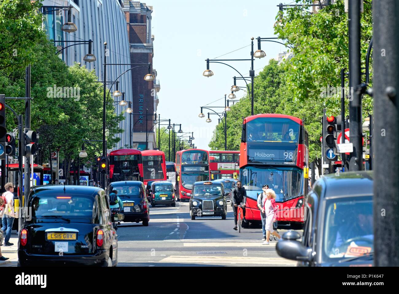 Besetzt und überfüllt, Oxford Street an einem heißen Sommertag Central London England Großbritannien Stockfoto