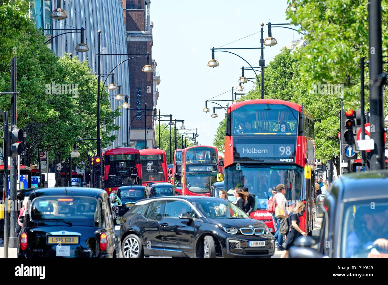 Besetzt und überfüllt, Oxford Street an einem heißen Sommertag Central London England Großbritannien Stockfoto