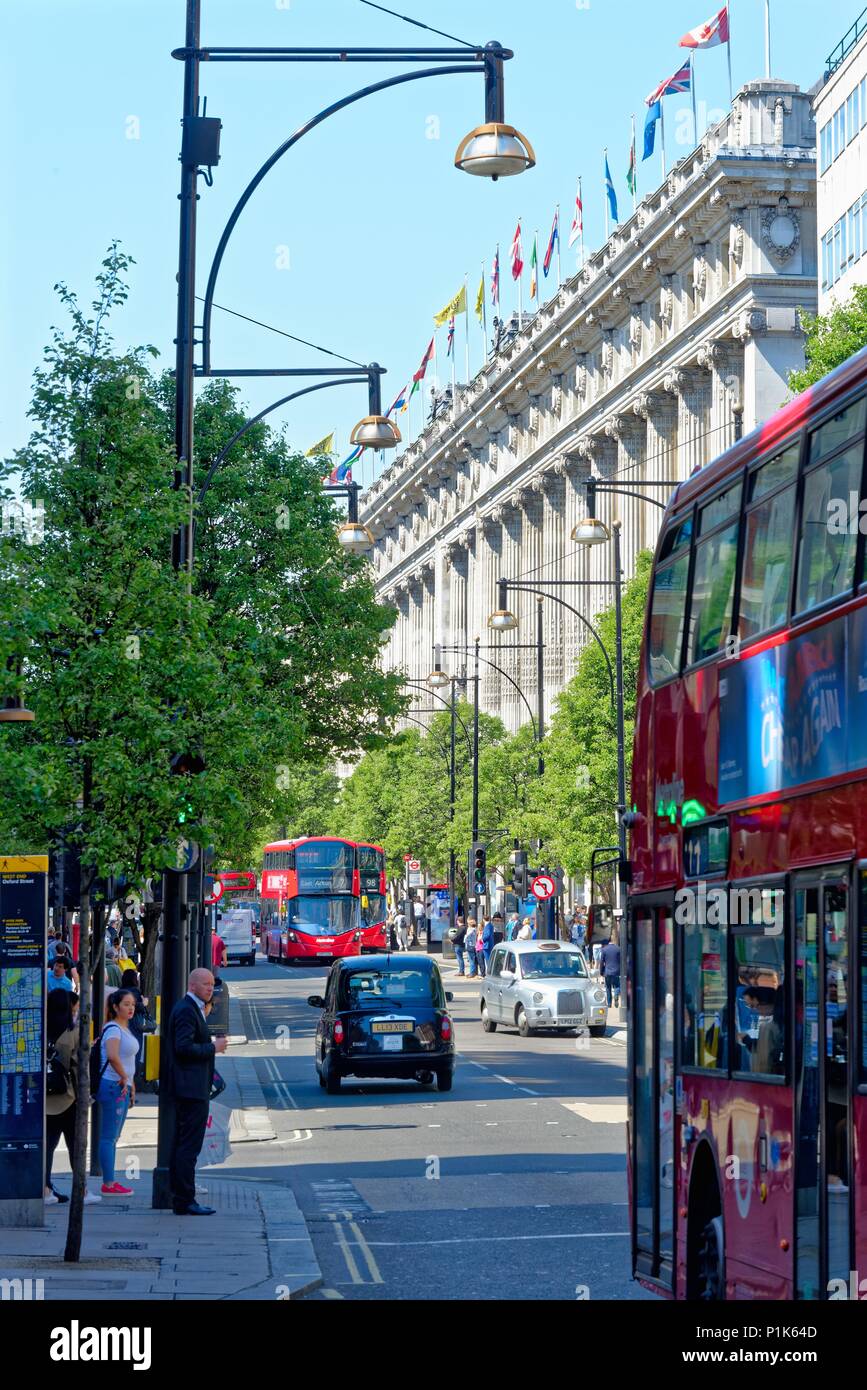 Besetzt und überfüllt, Oxford Street an einem heißen Sommertag Central London England Großbritannien Stockfoto