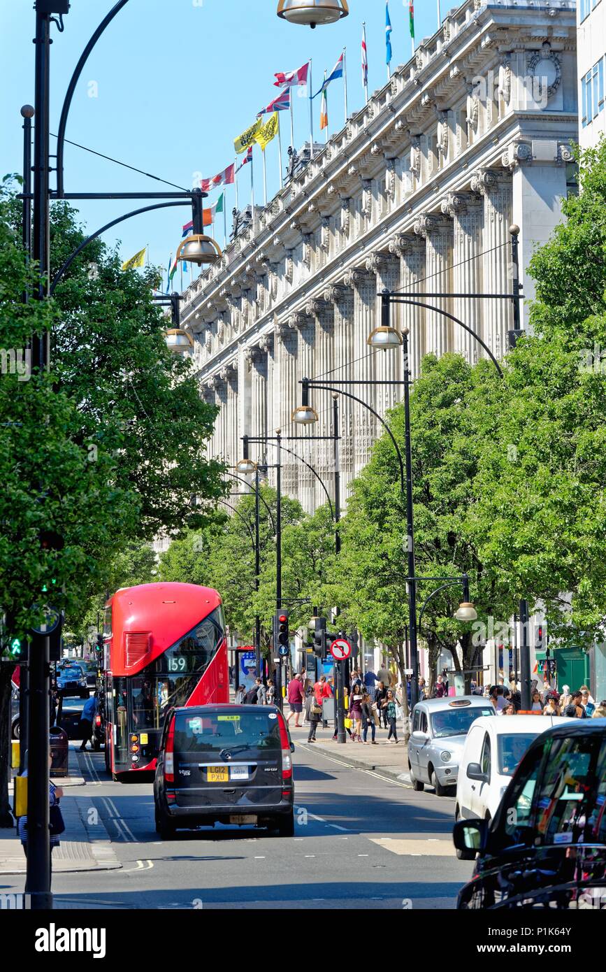 Besetzt und überfüllt, Oxford Street an einem heißen Sommertag Central London England Großbritannien Stockfoto