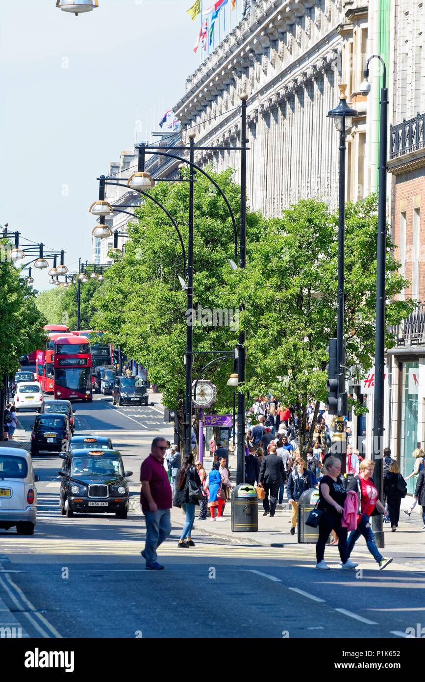 Geschäftige Oxford Street im Londoner West End an einem heißen Sommertag England Großbritannien Stockfoto