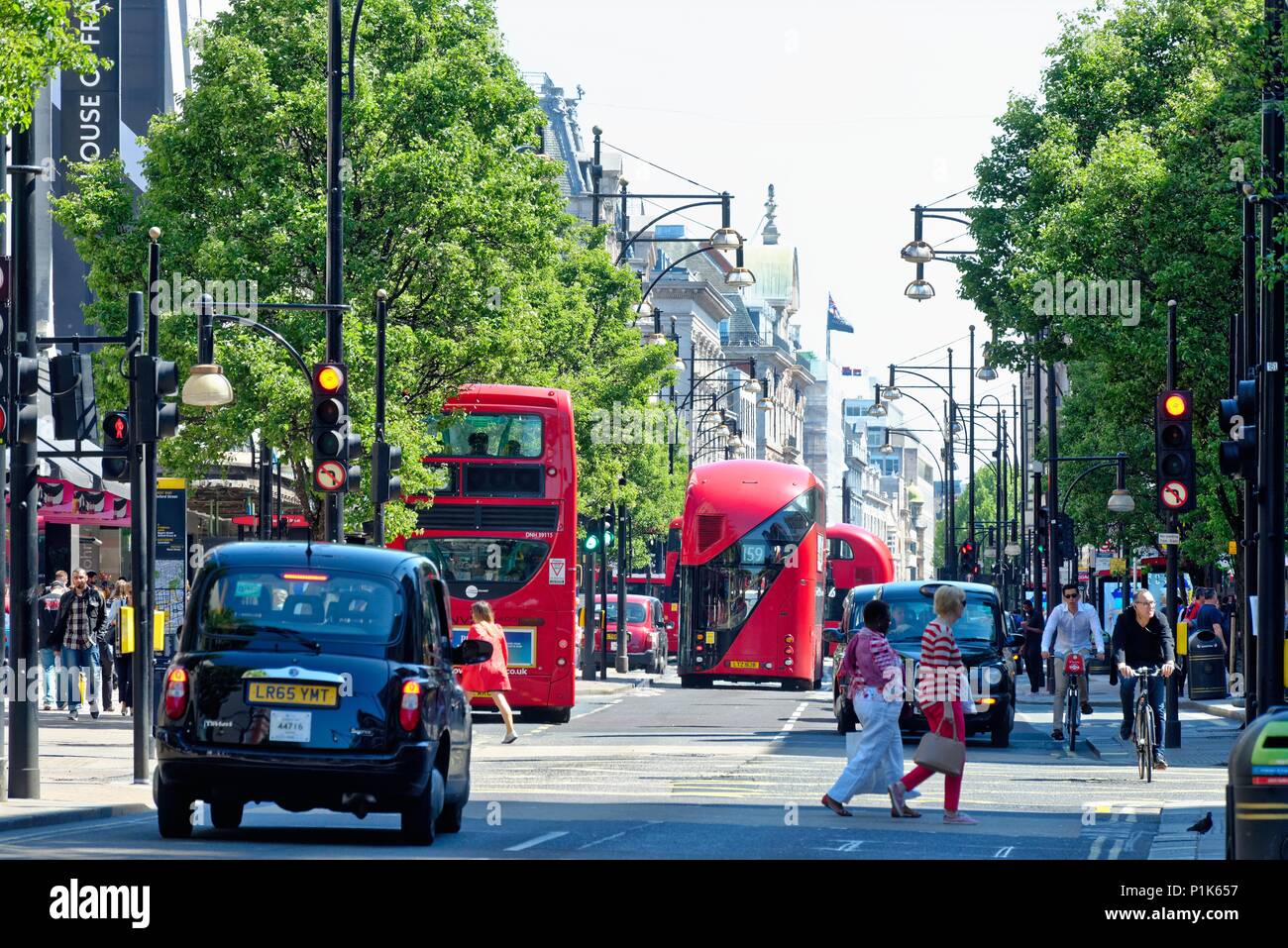 Besetzt und überfüllt, Oxford Street an einem heißen Sommertag Central London England Großbritannien Stockfoto
