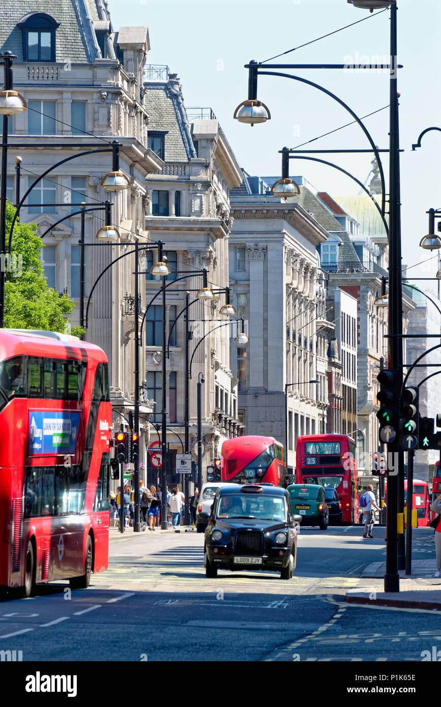 Besetzt und überfüllt, Oxford Street an einem heißen Sommertag Central London England Großbritannien Stockfoto