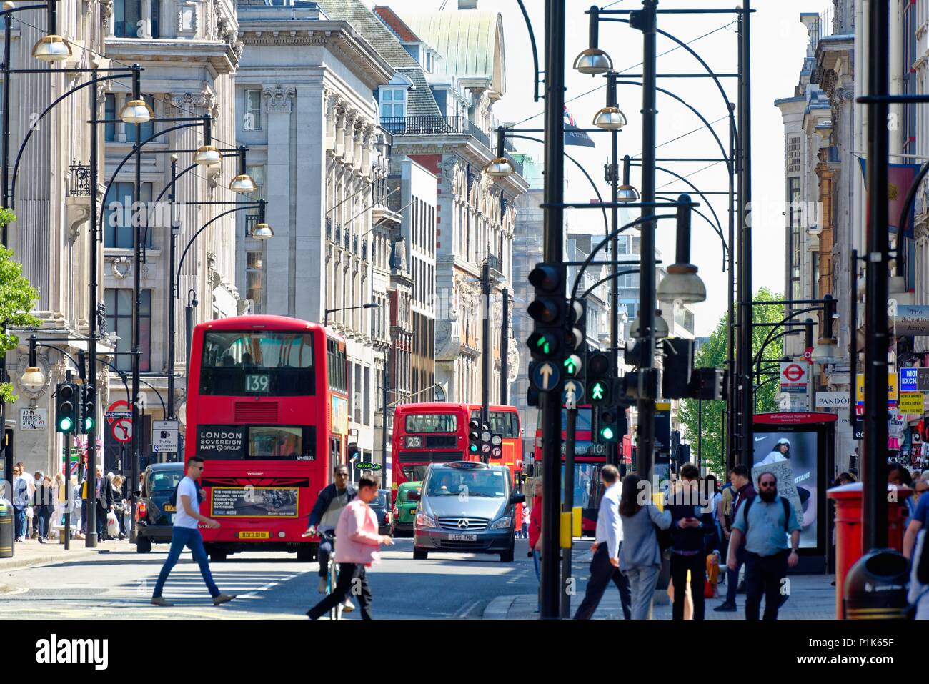 Besetzt und überfüllt, Oxford Street an einem heißen Sommertag Central London England Großbritannien Stockfoto