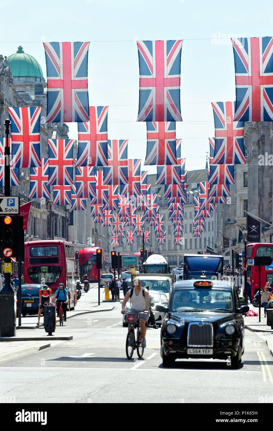 Central London mit Union Jack Flaggen dekoriert die königliche Hochzeit im Mai 2018 von Prinz Harry und Megan Markle, England Großbritannien zu feiern. Stockfoto