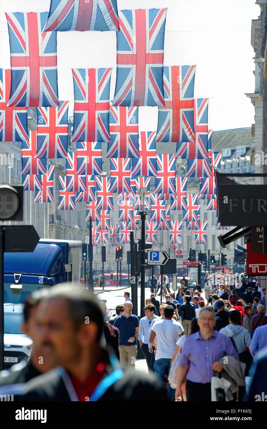 Central London mit Union Jack Flaggen dekoriert die königliche Hochzeit im Mai 2018 von Prinz Harry und Megan Markle, England Großbritannien zu feiern. Stockfoto