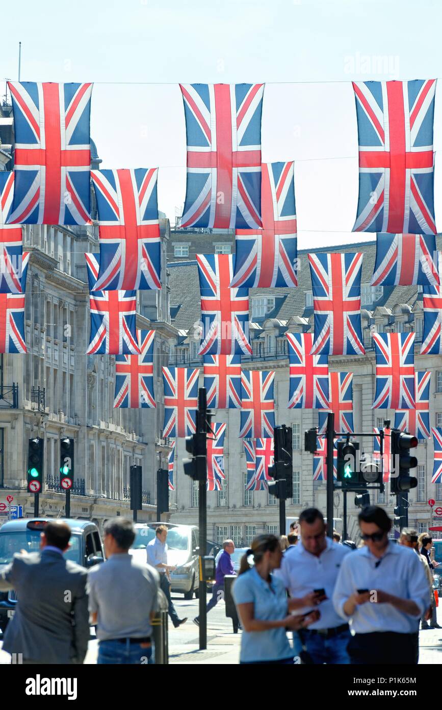 Central London mit Union Jack Flaggen dekoriert die königliche Hochzeit im Mai 2018 von Prinz Harry und Megan Markle, England Großbritannien zu feiern. Stockfoto
