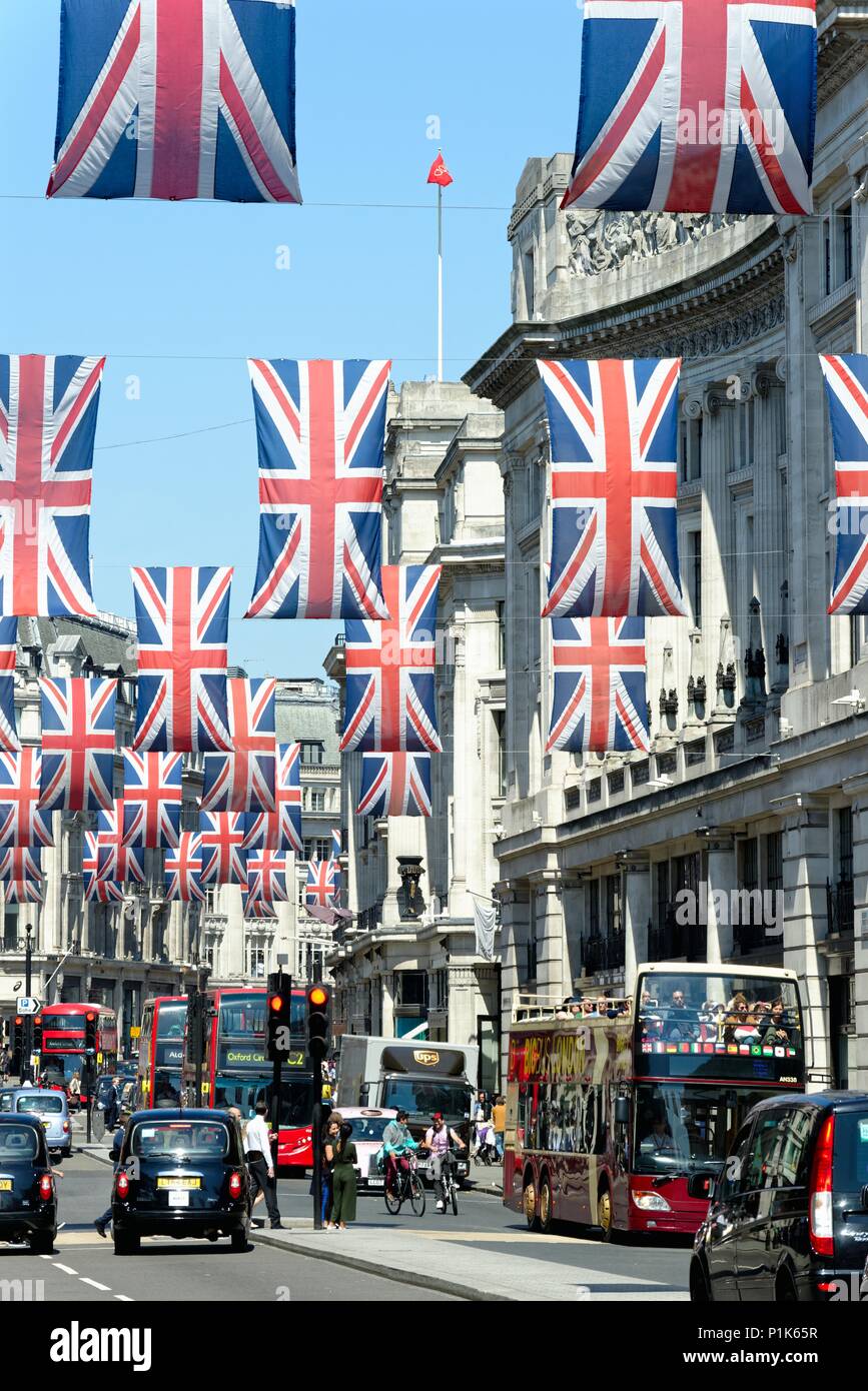 Central London mit Union Jack Flaggen dekoriert die königliche Hochzeit im Mai 2018 von Prinz Harry und Megan Markle, England Großbritannien zu feiern. Stockfoto