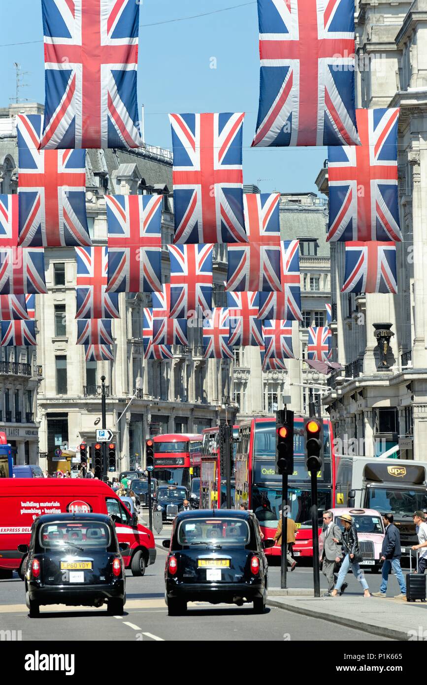 Central London mit Union Jack Flaggen dekoriert die königliche Hochzeit im Mai 2018 von Prinz Harry und Megan Markle, England Großbritannien zu feiern. Stockfoto