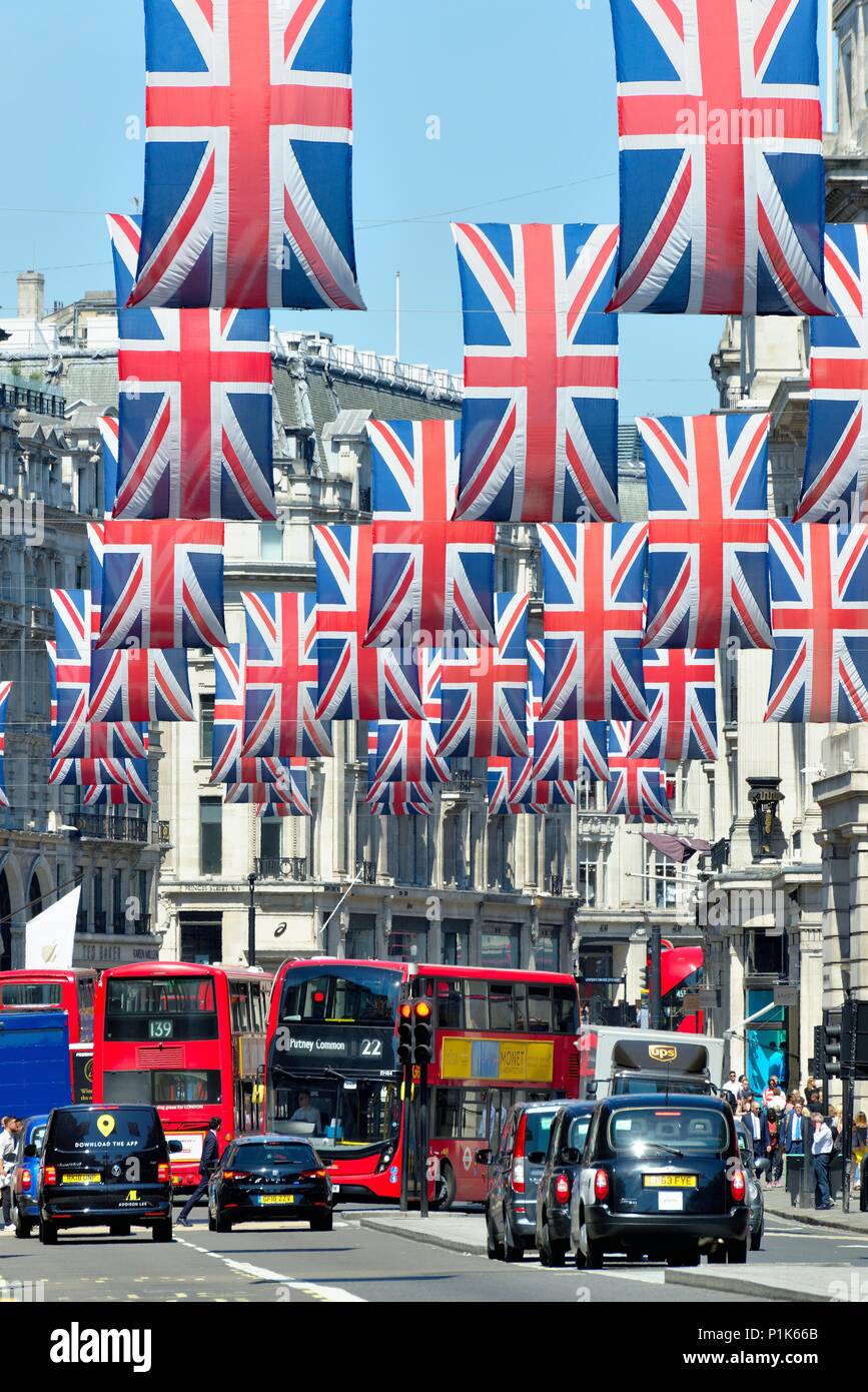 Central London mit Union Jack Flaggen dekoriert die königliche Hochzeit im Mai 2018 von Prinz Harry und Megan Markle, England Großbritannien zu feiern. Stockfoto