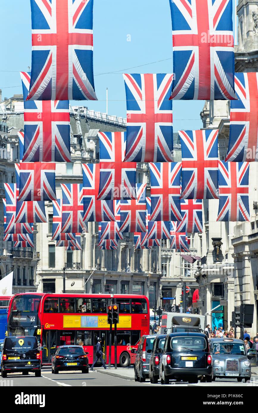 Central London mit Union Jack Flaggen dekoriert die königliche Hochzeit im Mai 2018 von Prinz Harry und Megan Markle, England Großbritannien zu feiern. Stockfoto