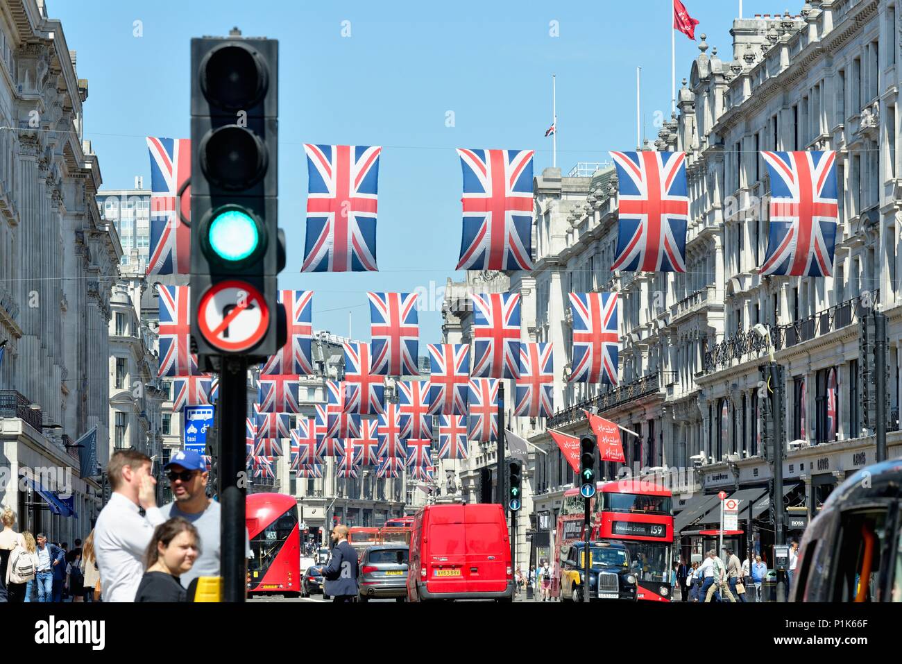 Central London mit Union Jack Flaggen dekoriert die königliche Hochzeit im Mai 2018 von Prinz Harry und Megan Markle, England Großbritannien zu feiern. Stockfoto