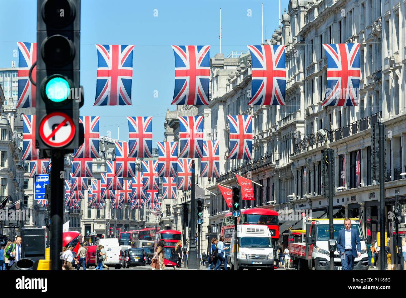Central London mit Union Jack Flaggen dekoriert die königliche Hochzeit im Mai 2018 von Prinz Harry und Megan Markle, England Großbritannien zu feiern. Stockfoto
